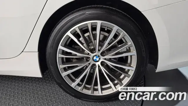 BMW 3 Series 2021 — Photo 33/36