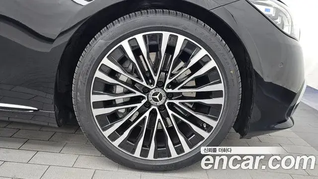 Mercedes-Benz S-Class 2021 — Photo 13/36