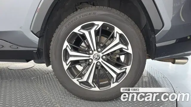 Toyota RAV4 2023 — Şəkil 16/35