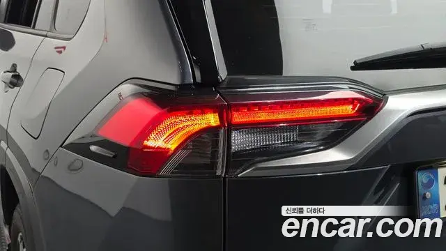 Toyota RAV4 2023 — Şəkil 17/35
