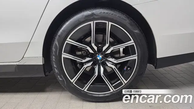BMW 7 Series 2023 — Photo 27/35