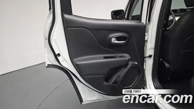 Jeep Renegade 2023 — Photo 7/34