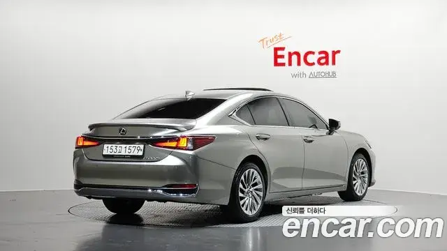 Lexus ES300h 2023 — Şəkil 16/31