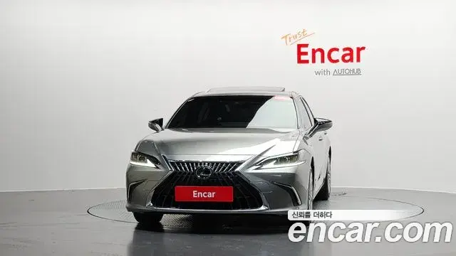 Lexus ES300h 2023 — Şəkil 27/31