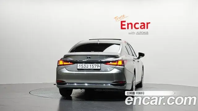 Lexus ES300h 2023 — Şəkil 15/31