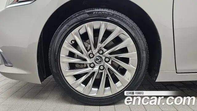 Lexus ES300h 2023 — Şəkil 12/31