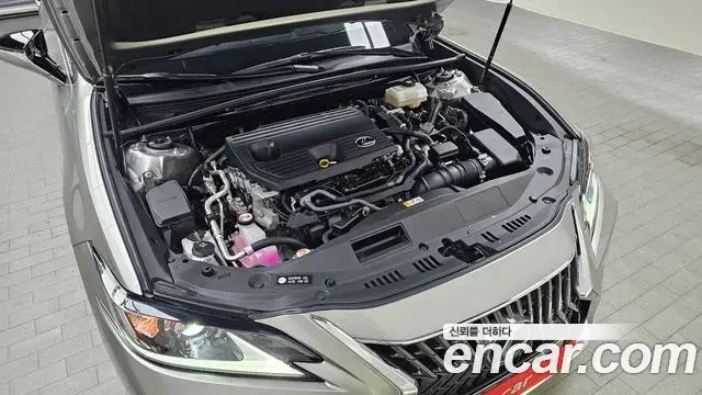 Lexus ES300h 2023 — Şəkil 28/31