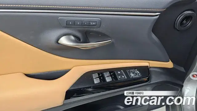 Lexus ES300h 2023 — Şəkil 18/31