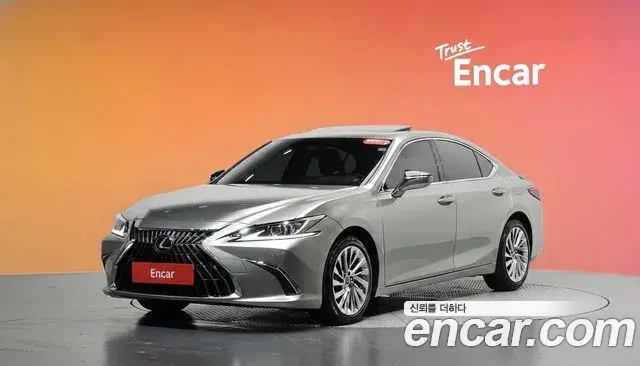 Lexus ES300h 2023 — Şəkil 13/31