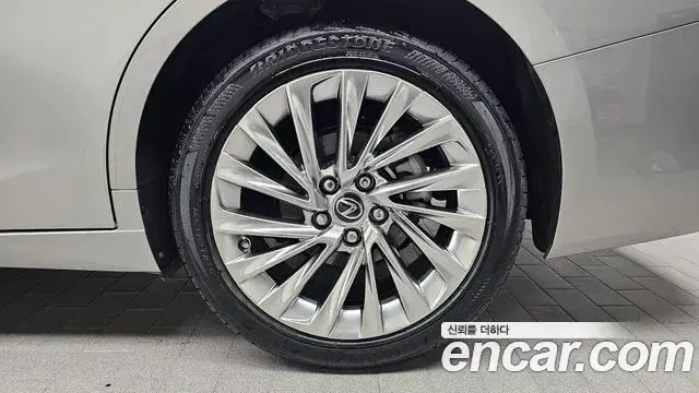 Lexus ES300h 2023 — Şəkil 25/31