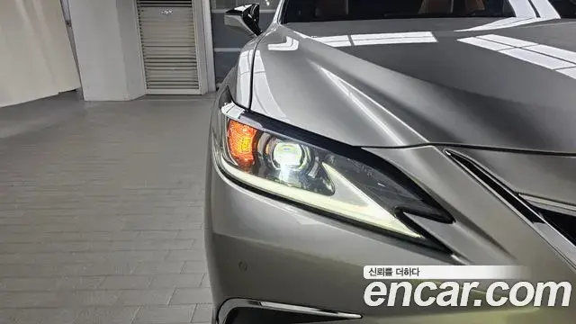 Lexus ES300h 2023 — Şəkil 8/31