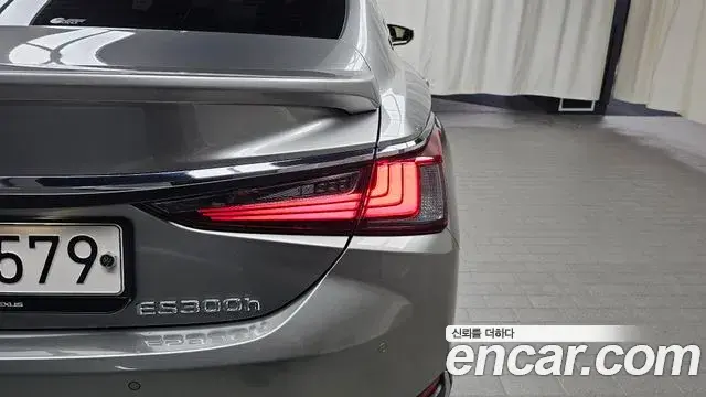 Lexus ES300h 2023 — Şəkil 24/31