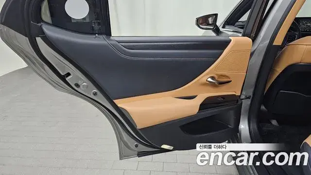 Lexus ES300h 2023 — Şəkil 30/31