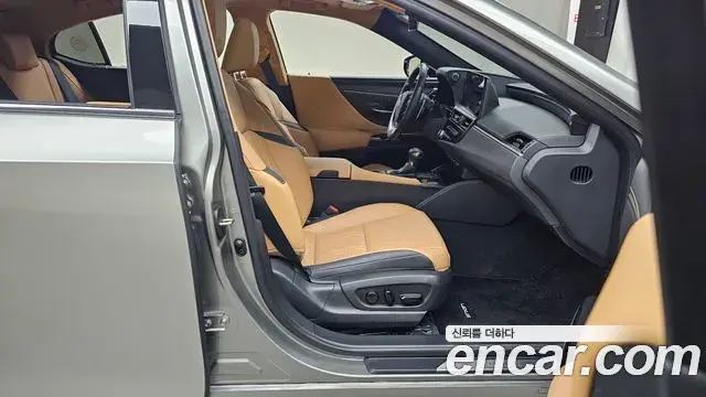 Lexus ES300h 2023 — Şəkil 26/31