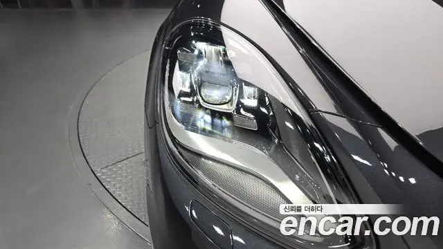 Porsche Panamera 2018 — Şəkil 32/35