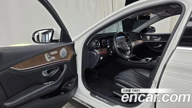 Mercedes-Benz E-Class 2018 — Фото 10/20