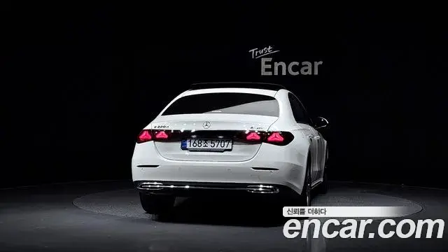 Mercedes-Benz E-Class 2024 — Photo 4/20
