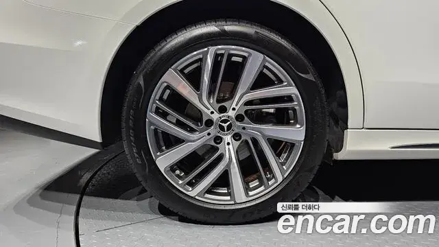 Mercedes-Benz E-Class 2024 — Photo 5/20