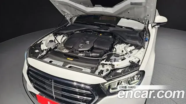 Mercedes-Benz E-Class 2024 — Photo 6/20