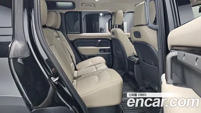 Land Rover Defender 2020 — Photo 18/33
