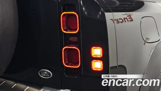 Land Rover Defender 2020 — Photo 1/33