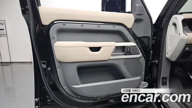 Land Rover Defender 2020 — Photo 12/33