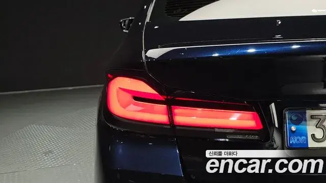 BMW 5 Series 2021 — ფოტო 18/32