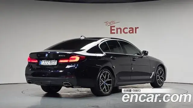 BMW 5 Series 2022 — Şəkil 26/32