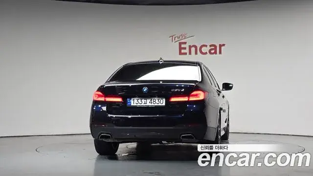 BMW 5 Series 2022 — Şəkil 8/32