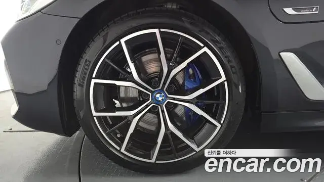 BMW 5 Series 2022 — Şəkil 17/32