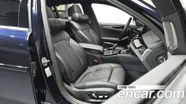 BMW 5 Series 2022 — Şəkil 28/32