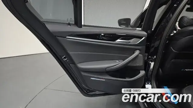 BMW 5 Series 2022 — Şəkil 19/32