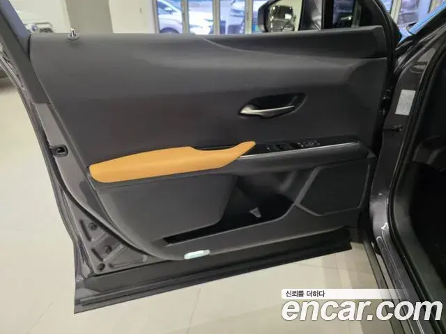 Lexus UX300h 2025 — Photo 8/15