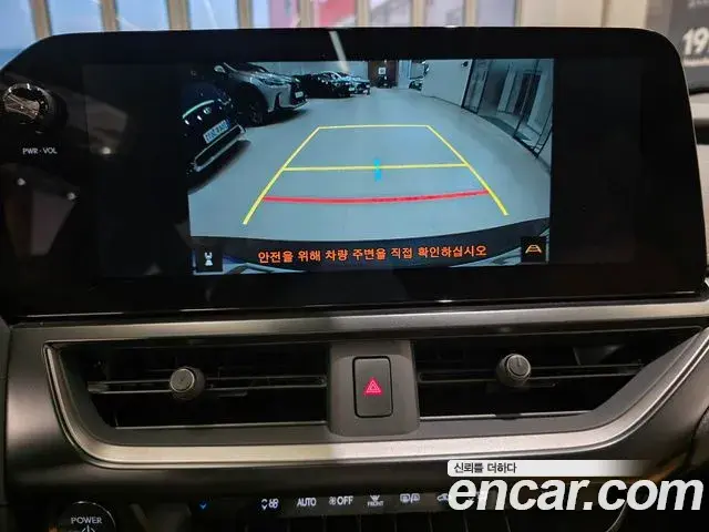 Lexus UX300h 2025 — Photo 10/15