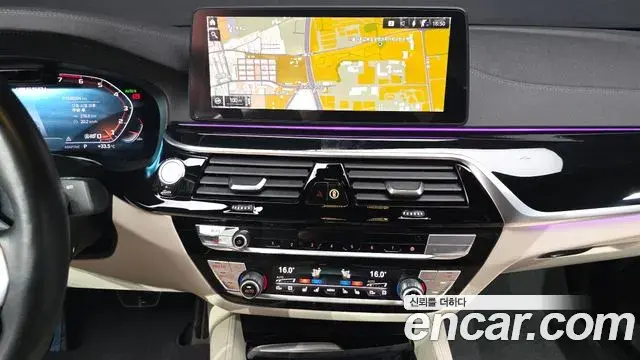 BMW 5 Series 2021 — Şəkil 27/35
