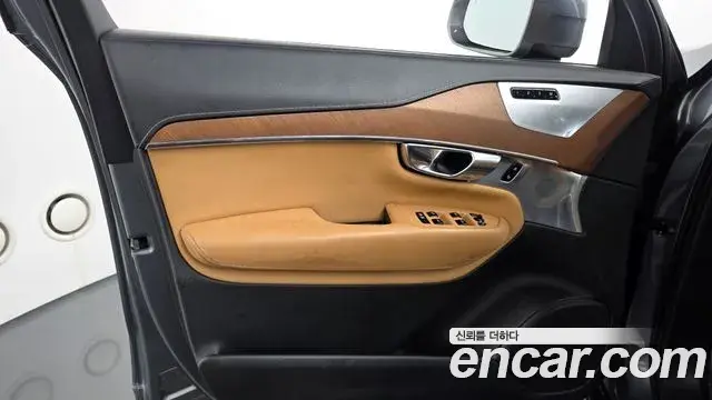 Volvo XC90 2020 — Photo 25/36