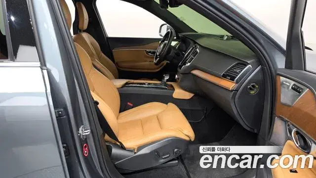 Volvo XC90 2020 — Photo 27/36