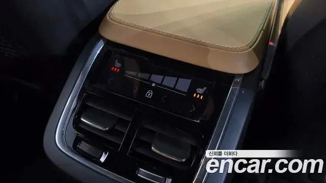 Volvo XC90 2020 — Photo 13/36