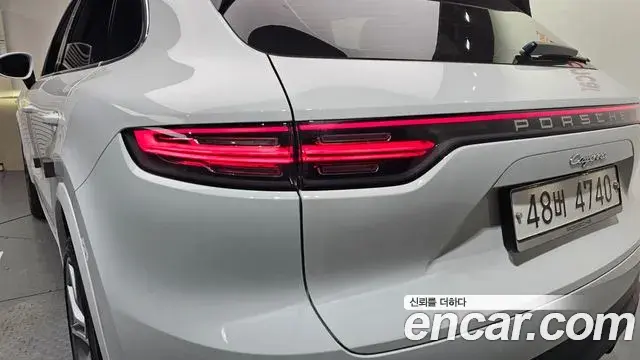 Porsche Cayenne 2019 — ფოტო 14/30