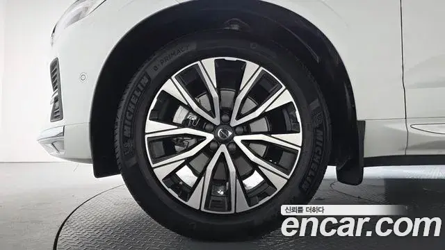 Volvo XC60 2025 — ფოტო 33/35