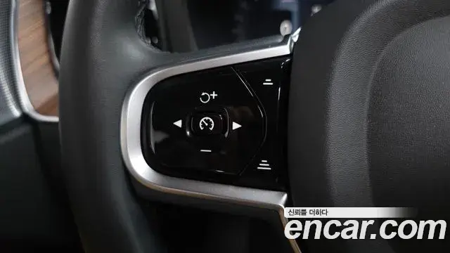 Volvo XC60 2025 — ფოტო 26/35