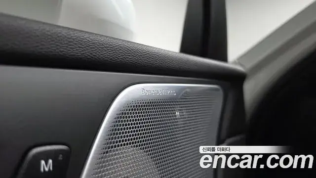 Volvo XC60 2025 — ფოტო 8/35