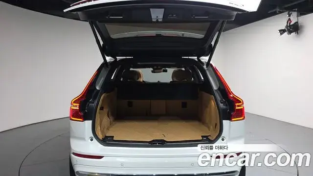 Volvo XC60 2025 — ფოტო 24/35