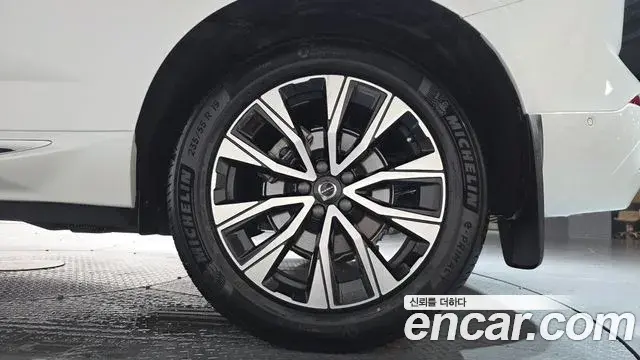 Volvo XC60 2025 — ფოტო 23/35