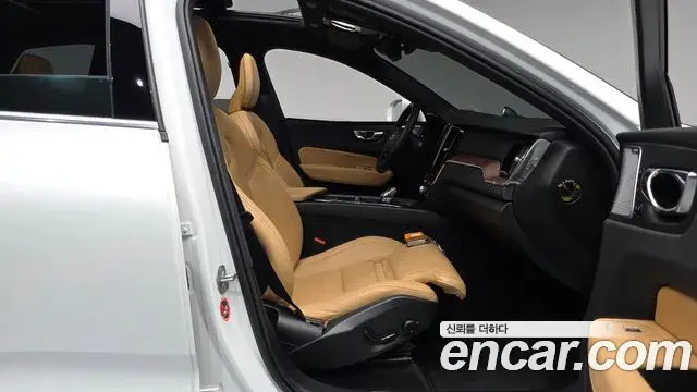 Volvo XC60 2025 — ფოტო 14/35