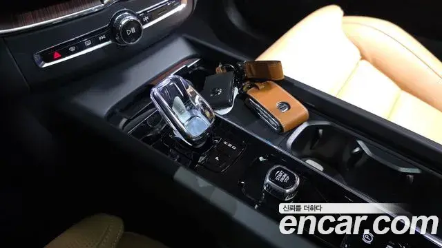 Volvo XC60 2025 — Şəkil 30/33