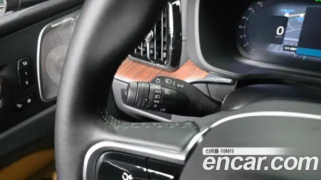 Volvo XC60 2025 — Şəkil 26/33