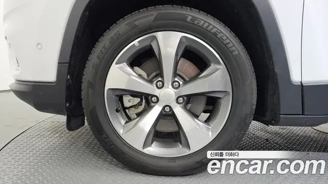 Jeep Cherokee 2021 — ფოტო 15/30