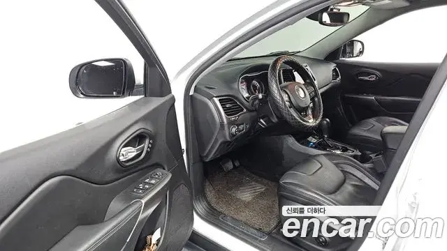 Jeep Cherokee 2021 — ფოტო 16/30
