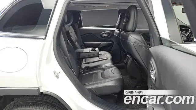 Jeep Cherokee 2021 — ფოტო 13/30